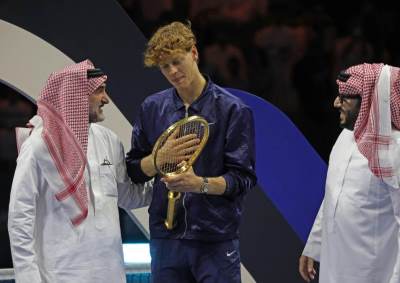  Arapi dali Sineru reket od čistog zlata 