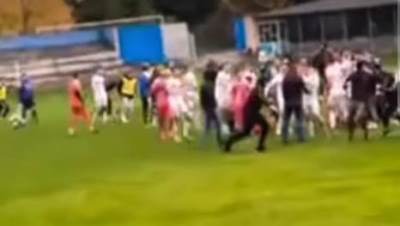  Veliki skandal u srpskom fudbalu: Ne zna se ko koga bije, igrači leže po travi, šta se ovde desilo? 