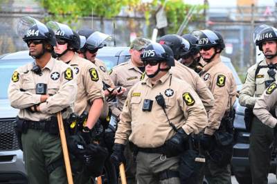  Napadač pucao na federalne agente tokom imigracione akcije, u bekstvu je crni džip ( Video ) 