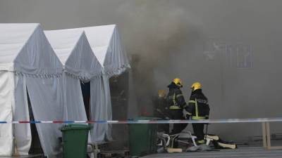  Jedna osoba ranjena, a jedna uhapšena ispred Skupštine: Muškarac (70) pucao, zapalio šator, pa bacio 