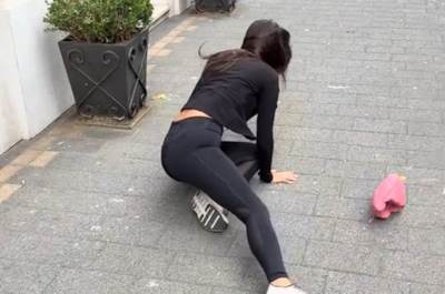  Snimak Đine Džinović kako je ljudi guraju po ulici  