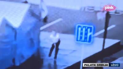  Pogledajte novi snimak napada ispred Skupštine Srbije: Ulazi u šator sa kantom benzina, a onda puca  