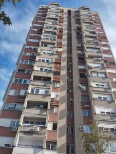  Djevojka pala sa solitera na dostavljača, oboje imaju teške povrede 