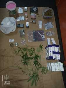  U Budvi uhapšeni ruski državljani – zaplijenjena marihuana, kokain, ekstazi, preko 2.700 komada tabl 