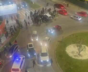  Grupa mladića kroz City kvart pjevala “Turci napolje” 