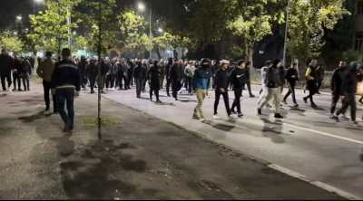  Građani se okupili ispred zgrade Vlade izražavajući nezadovoljstvo zbog ogromnog broja imigranata u Crnoj Gori 