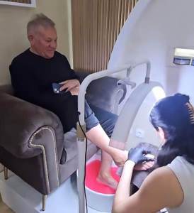  Miloš Bojanić (73) riješio da se podmladi: Sve snimio, tapkaju ga peškirom, stavljaju serume i rade  