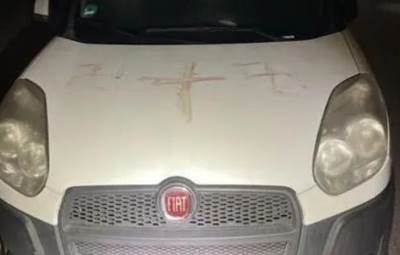  AUTOMOBILI I FASADE IŠARANE LJUDSKOM KRVLJU! Horor slučaj u Njemačkoj 