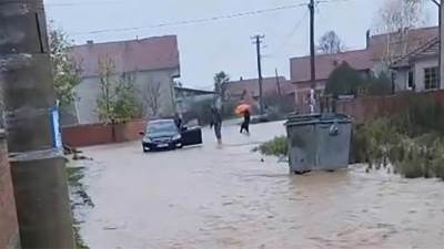  Poplave na jugoistoku Srbije: Cijela ulica pod vodom, vozila "plivaju" 