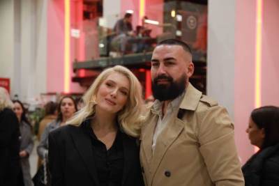  Kapor stigao po Nikolinu i sina u džipu od 150.000 eura: Muzika ispred porodilišta, par napravio feš 