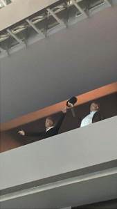  Đokovići stigli nazad u Beograd: Novakov otac Srđan umalo doživio "srčku", pa klicao Srbiji u loži 