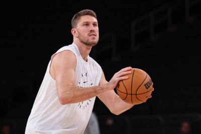  Bivši dostavljač hrane potpisao za Dubai: Radio na groblju, pa donosio Lebronu pobjede u Lejkersima 