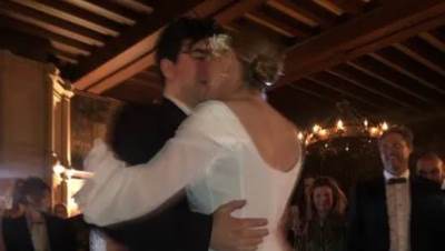  Ko je 10 godina mlađi muž holivudske glumice Kloi Sevinji koji je posvađao Srbe i Hrvate 