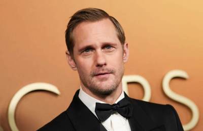  Došao u otmenom odelu na događaj, svi mu gledaju u nokte: Zovu ga nordijskim bogom, a on obožava ženske detalje 