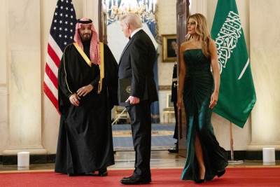  Melanija Tramp zna šta radi u smaragdnoj haljini: Zašto je odabrala ovu boju za susret sa saudijskim 