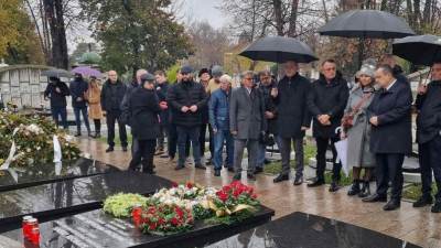  Ana Bekuta slomljena od bola na pomenu Milutinu Mrkonjiću: Došla na groblje sa Ivicom Dačićem 