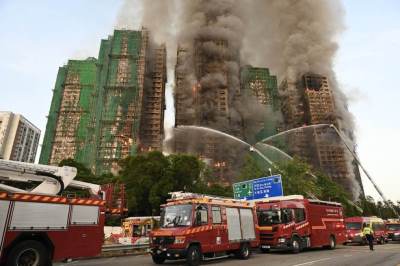  Raste broj poginulih i nestalih u požaru u Hongkongu: Tri solitera i dalje gore 