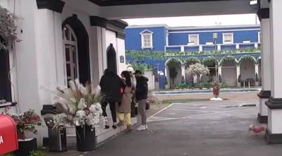  Maja Marinković jedva hoda, pridržavaju je: Prve fotografije starlete nakon teške operacije 