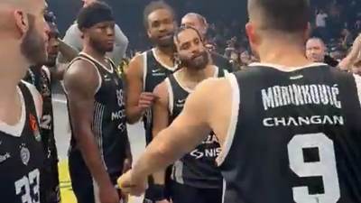  Pogledajte reakciju igrača Partizana: Hala skandirala Željku, oni stajali ispred tribine 