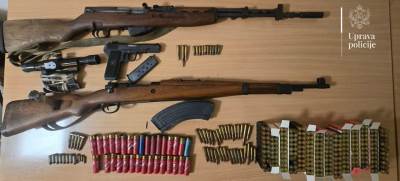  Nikšićka policija oduzela puške, pištolj i više od 370 metaka tokom pretresa u Plužinama 