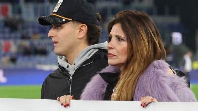  Uplakana udovica Siniše Mihajlovića nasred Olimpika: Okružena djecom podigla transparent ka sjeveru 