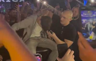  Šok scene sa koncerta u Hrvatskoj: Desingerica izveo momka na binu, pa ga ošišao na ćelavo 