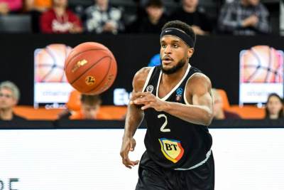  Kejsi Šepard se povrijedio i riješio da ne prima platu 