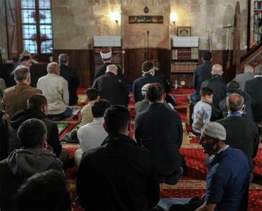  Teoristički napad u džamiji: Bomba odjeknula u toku molitve, broje se poginuli 