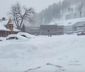  "Napunite telefone i spremite svijeće": Snažna oluja pogodila sjever Evrope, vlasti izdale dramatičn 