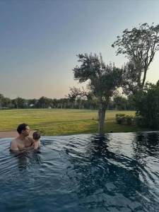  Miloš Biković pokazao sina i suprugu, pa im se obratio emotivnim riječima: "Ovo su kadrovi iz filma  