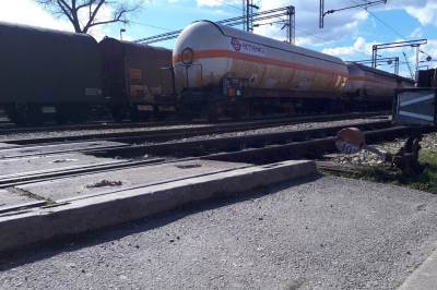  Pet vagona punih fosforne kiseline ispalo iz šina 