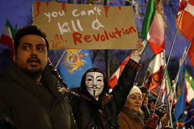  Bolnice preopterećene, povređeni neprestano pristižu: Protesti u Iranu sve masovniji, režim poručuje 