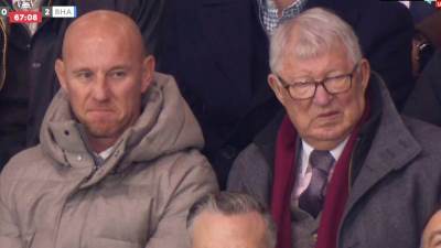  Izraz lica Aleksa Fergusona govori sve o Mančester junajtedu: Totalni debakl na Old Trafordu, klub j 