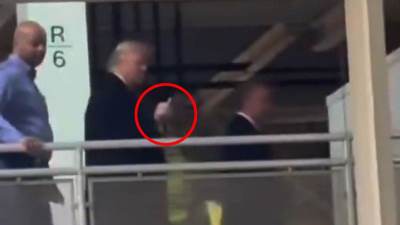  Tramp pokazao Fordovom radniku srednji prst  