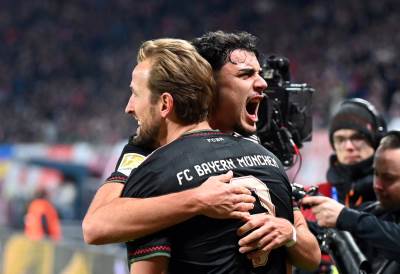  Aleksandar Pavlović i Heri Kejn slave pogodak protiv Lajpciga 