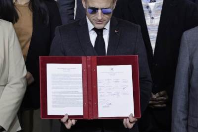  Poznat razlog zašto Makron stalno nosi naočare za sunce 