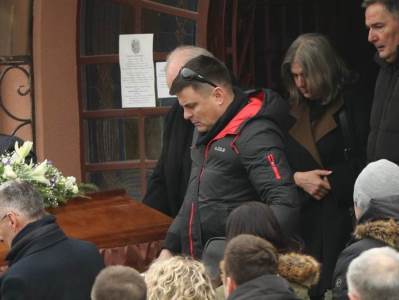  Jedina glumica koja je došla na sahranu Mike Aleksića 