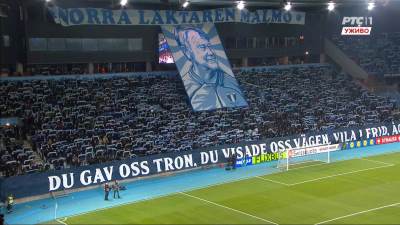  Navijači Malmea odali su počast Ageu Hareideu na početku meča sa Crvenom zvezdom u Ligi Evrope 