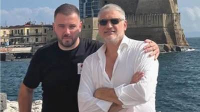  Čeda raskopčao bijelu košulju, pa pozirao sa prijateljem na Kipru 