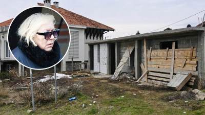  Ljudi bacaju smeće po dvorištu, svuda šut i korov: Ovako danas izgleda kuća Zorice Marković u Beogra 