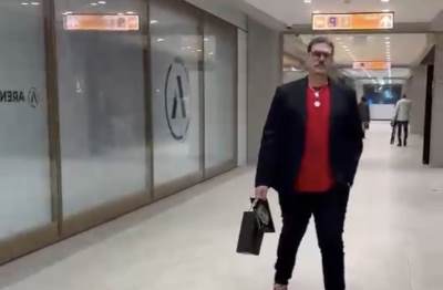  Nestao nakon što ga je bivša optužila da ju je šamarao: Pjevač prvi put u javnosti, stigao na prosla 