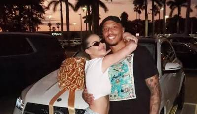  "Mercedes" sa zlatnom mašnom za influenserku: Fudbaler nije žalio para, pogledajte kako ju je iznenadio 