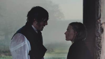  Međusobnu opčinjenost iz "Orkanskih visova" prenijeli i van ekrana: Ispunio joj sobu ružama, ona mu  