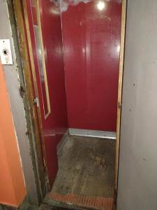  Propao lift, teško povrijeđen stariji muškarac 