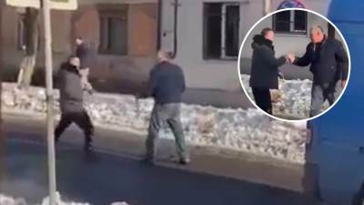  Nevjerovatan snimak iz Srbije: Izletjeli iz automobila da se obračunaju, a onda se desila scena o ko 