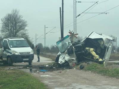  Voz naletio na kombi, poginuo muškarac (40): Teška nesreća kod Čačka 