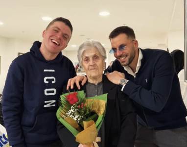  Dirljiva scena! Davor Vučetić zapjevao baki u staračkom domu 