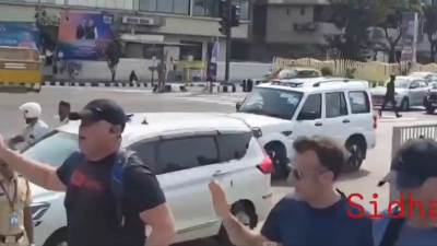  Makron sa "Top Gun" naočarima ponovo svjetska zvijezda: Na ulicama Indije potpuni haos zbog njega  