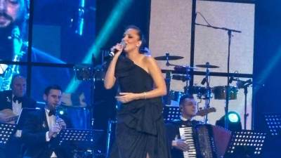  Aleksandra Prijović sa šlicem do kuka na koncertu u čast Šabana Šaulića 