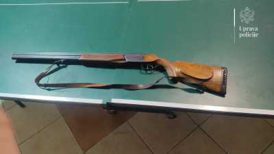  Uhapšen Podgoričanin zbog sumnje da je ustrijelio dva psa, policija pronašla i ilegalno oružje  